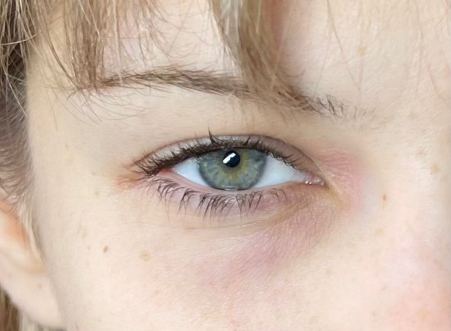 Naturwimpern vor der Behandlung, Großaufnahme eines Auges