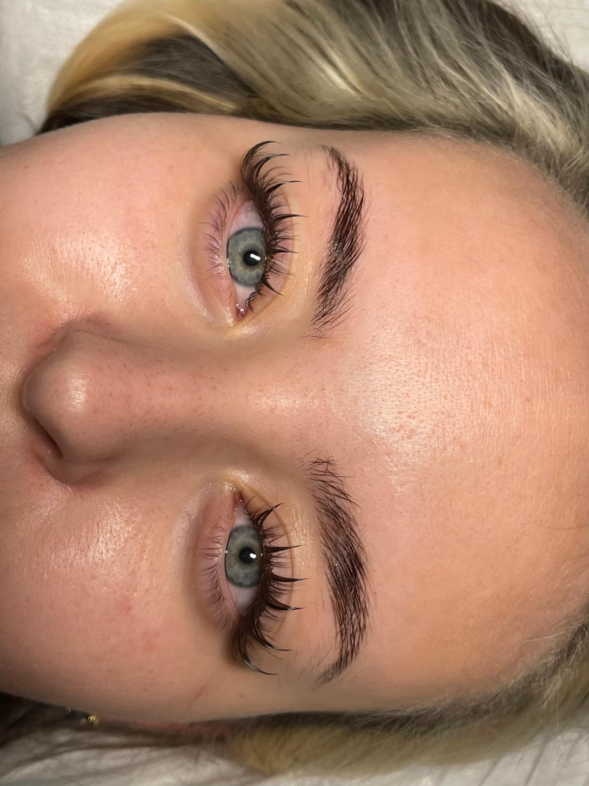 Wimpernlifting und Färben, beide Augen offen und geliftet, blonde Kundin