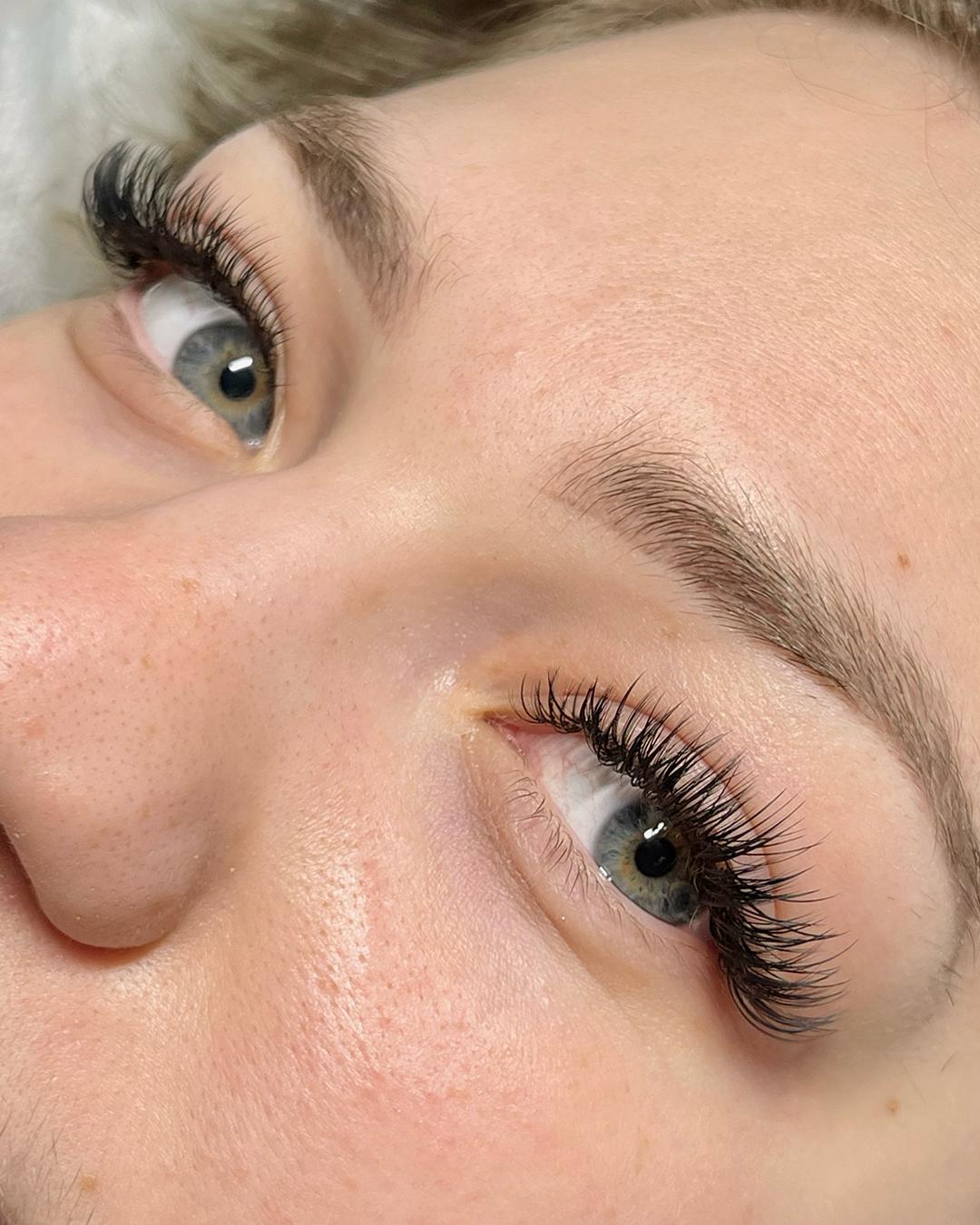 Classic Wimpern im Wet-Look, beide Augen