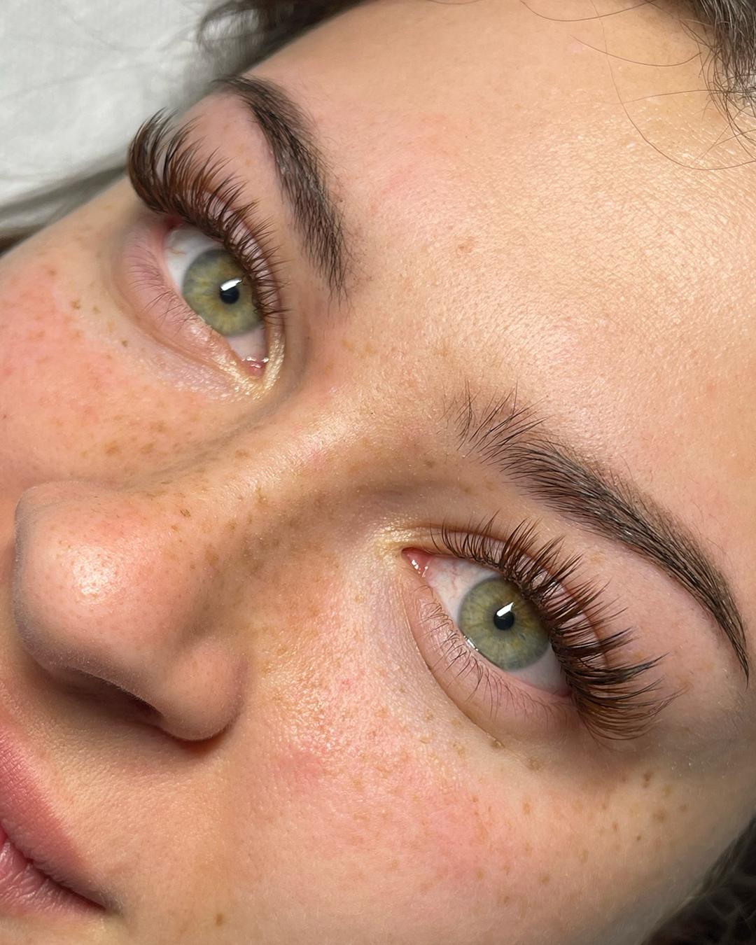 Classic Wimpern im Wet-Look, beide Augen, grüne Augen