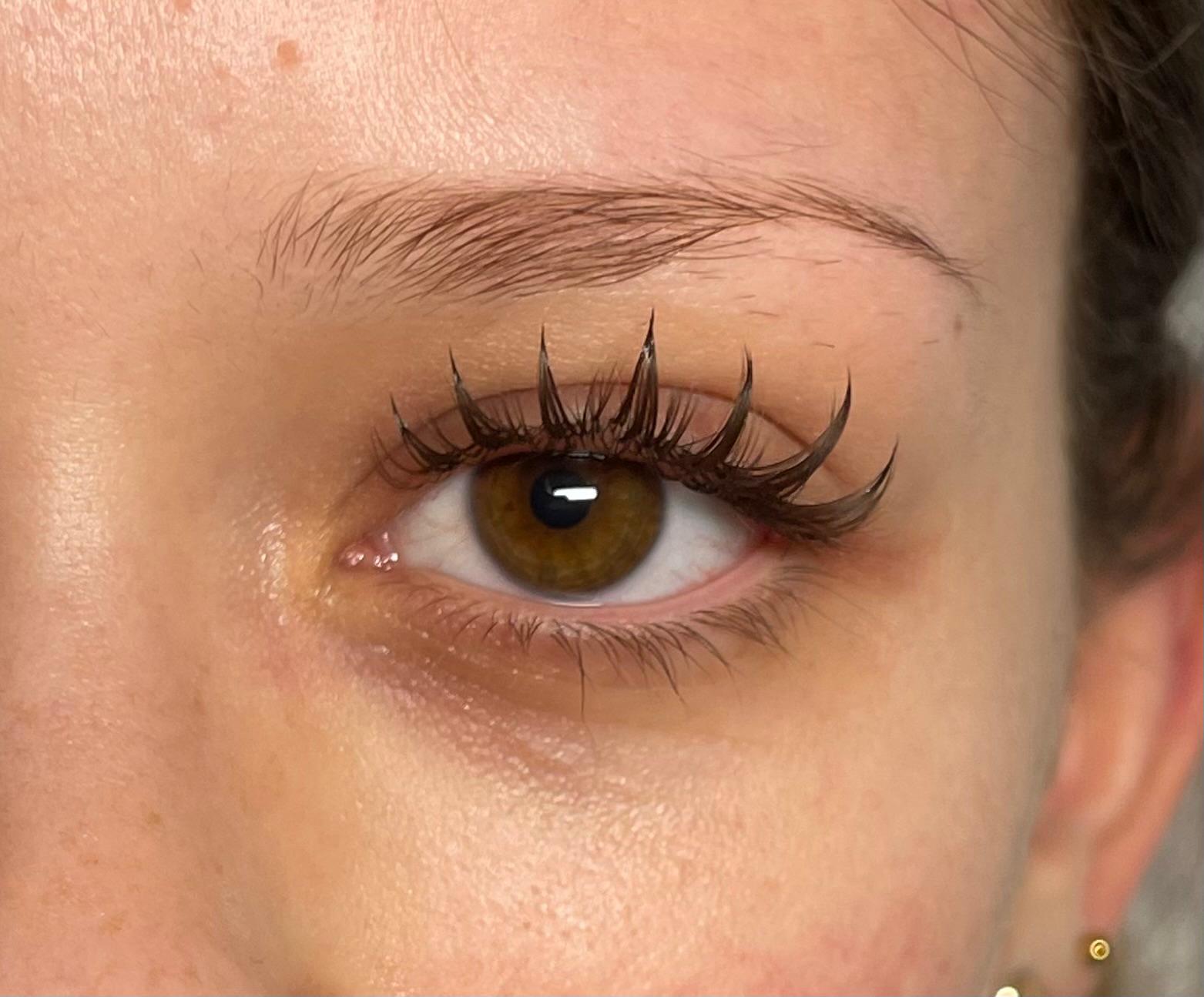 Anime Wimpern, Großaufnahme eines Auges, dramatische Spikes