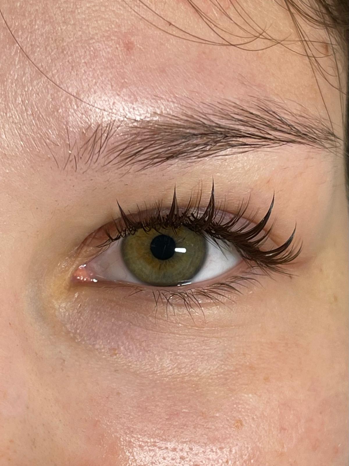 Anime Wimpern, Großaufnahme eines Auges