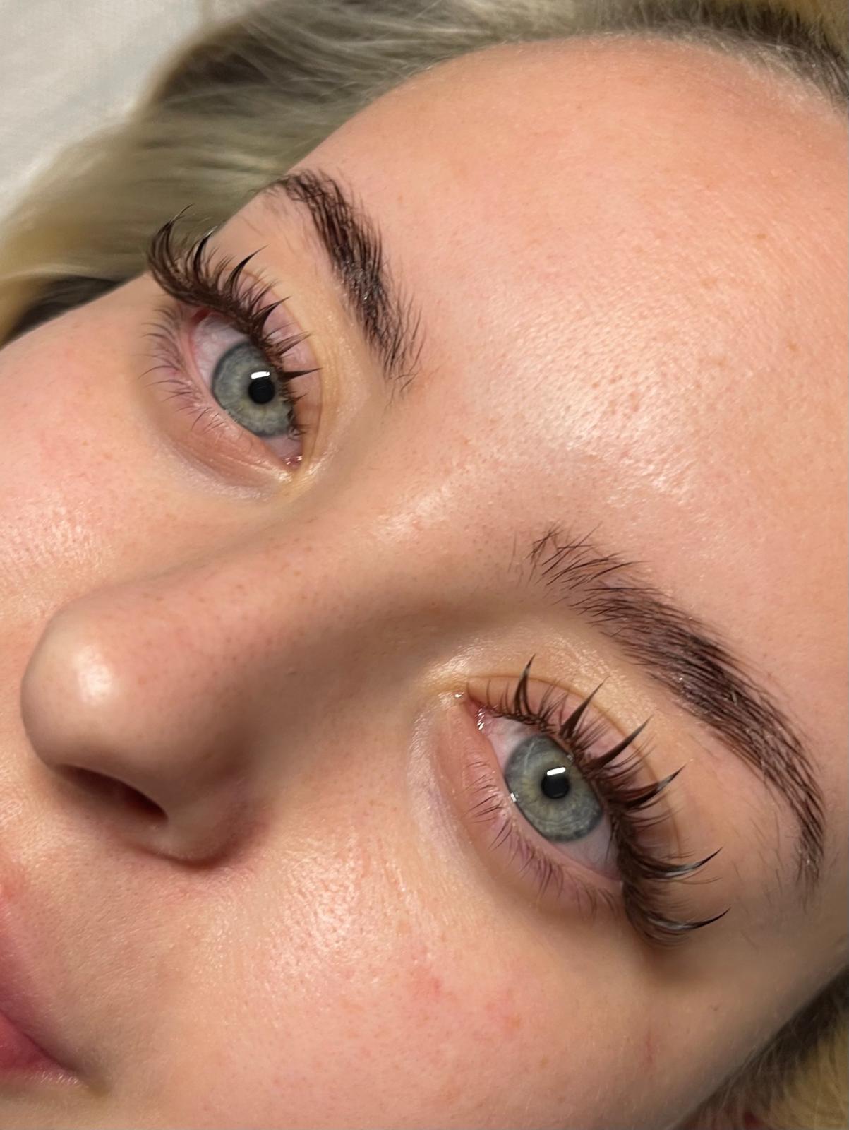Wimpernlifting in Großaufnahme, Naturwimpern sauber ab dem Ansatz geschwungen