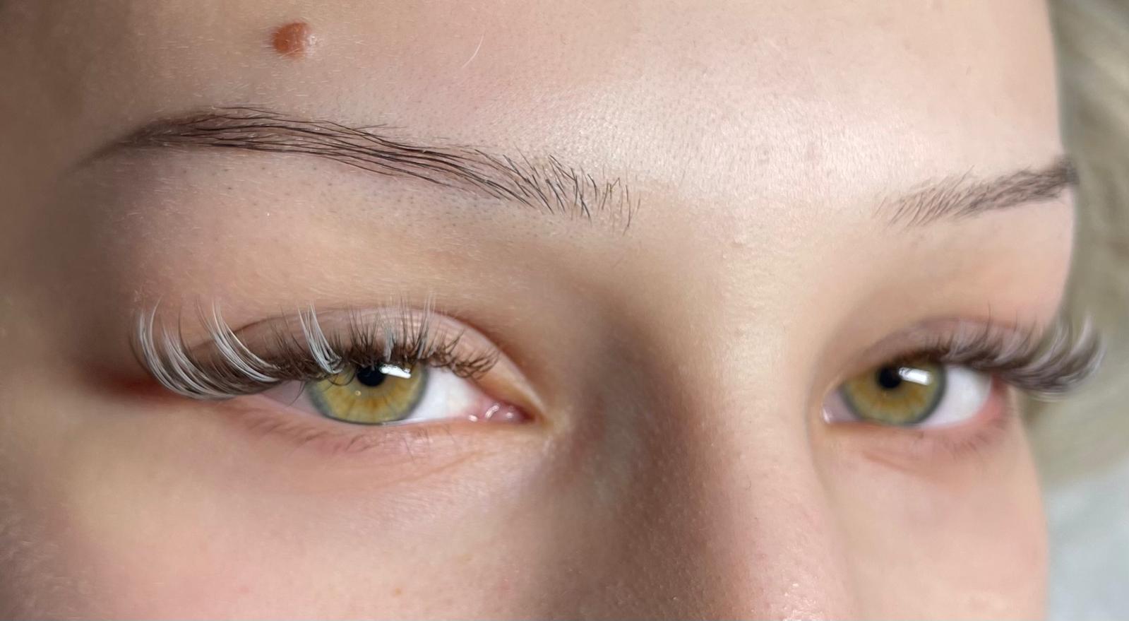 Farbige Wimpern mit weißen Akzenten, beide Augen