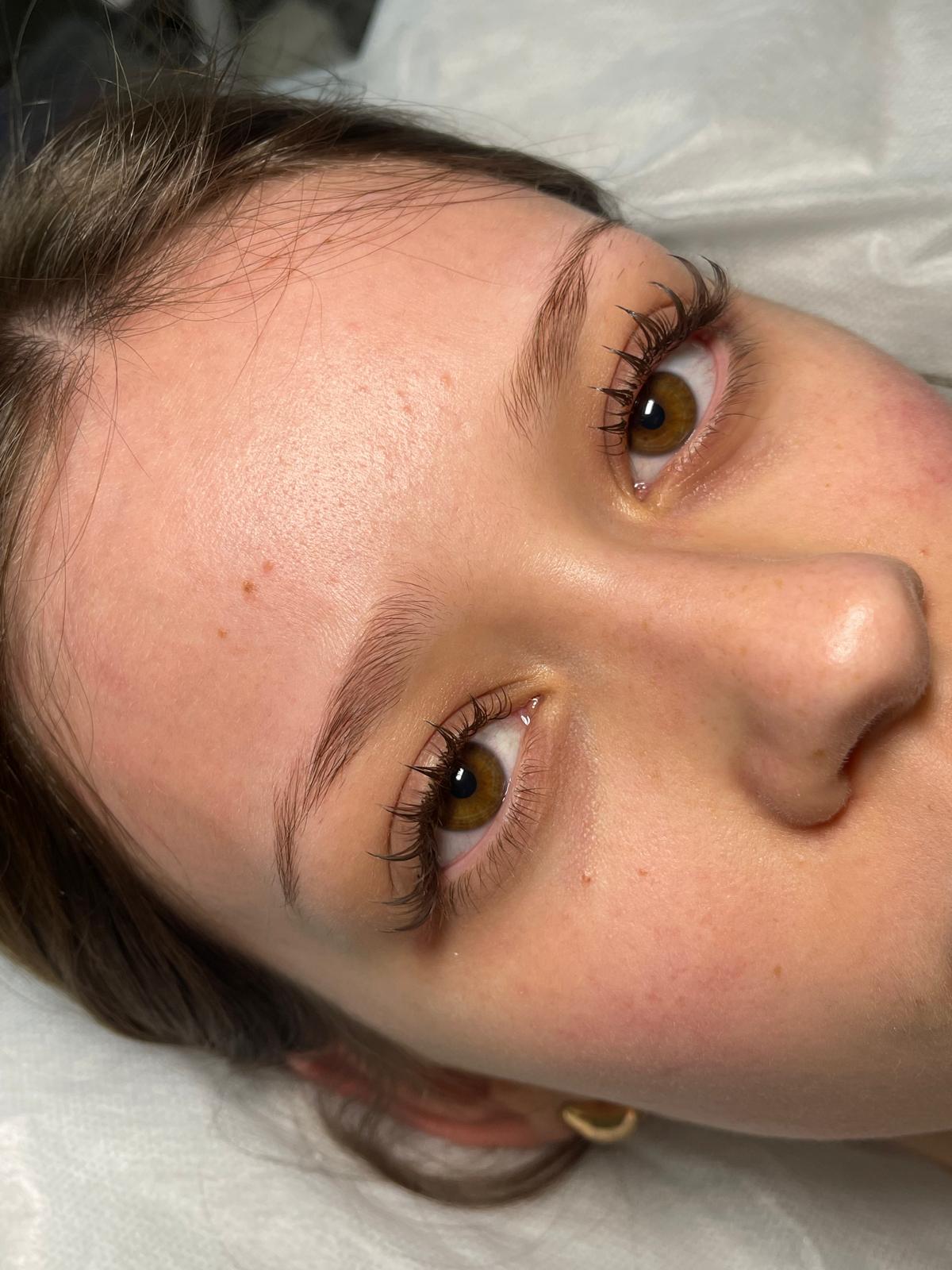 Wimpernlifting in Großaufnahme — Naturwimpern gleichmäßig geliftet und gefärbt