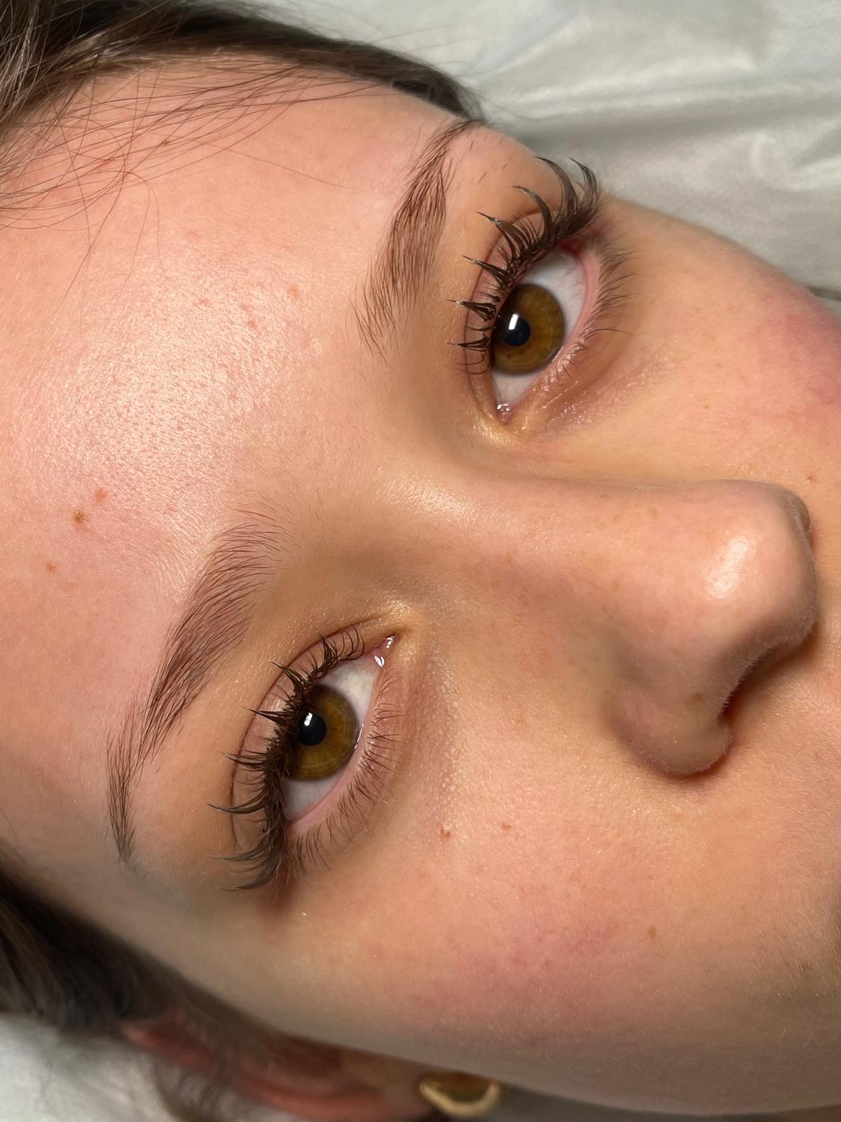 Großaufnahme mit gleichmäßigem, definiertem Lift über die gesamte Wimpernlinie