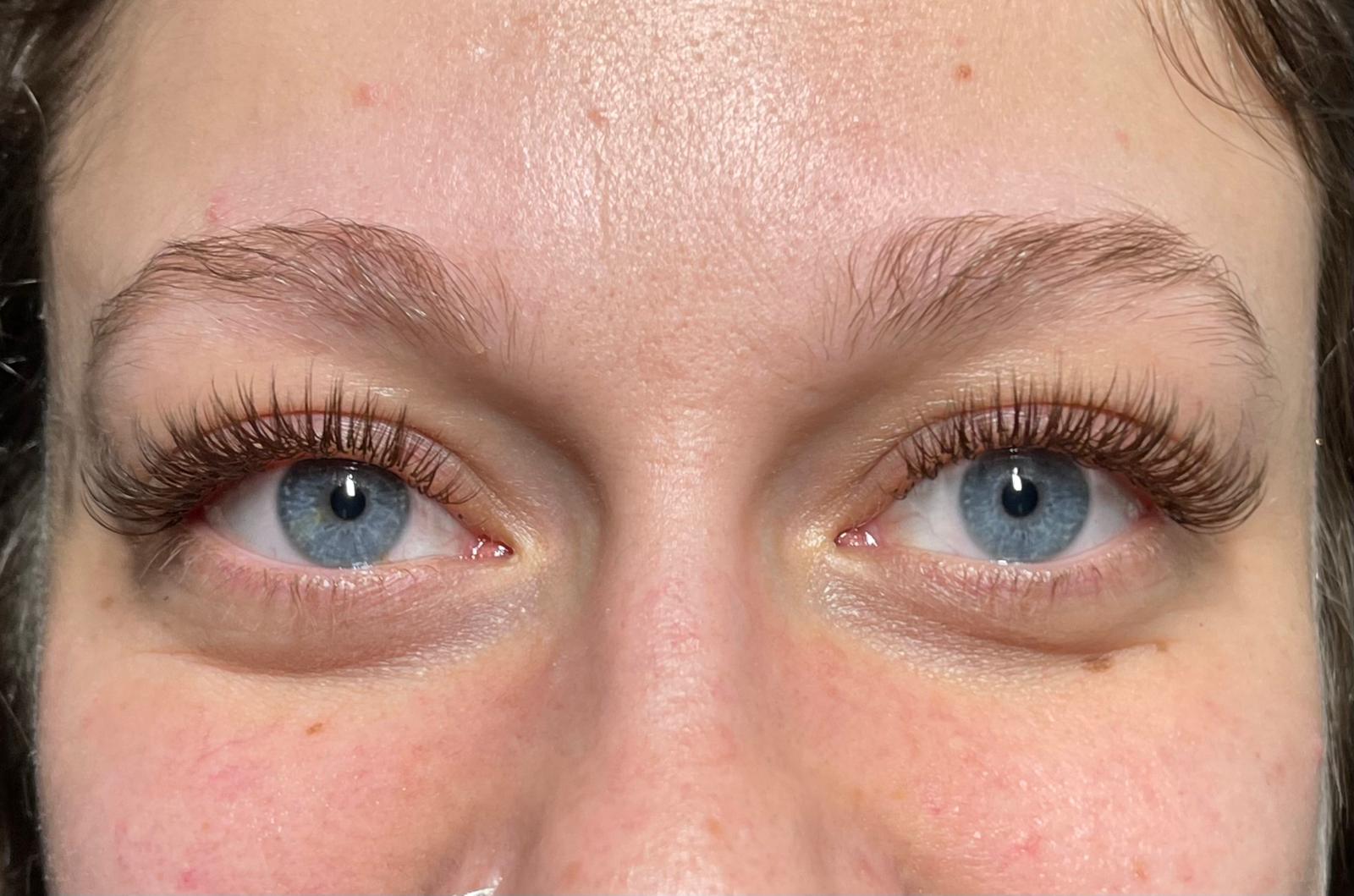 Classic Wimpernextensions, Frontalansicht beider Augen mit offenem, symmetrischem Finish