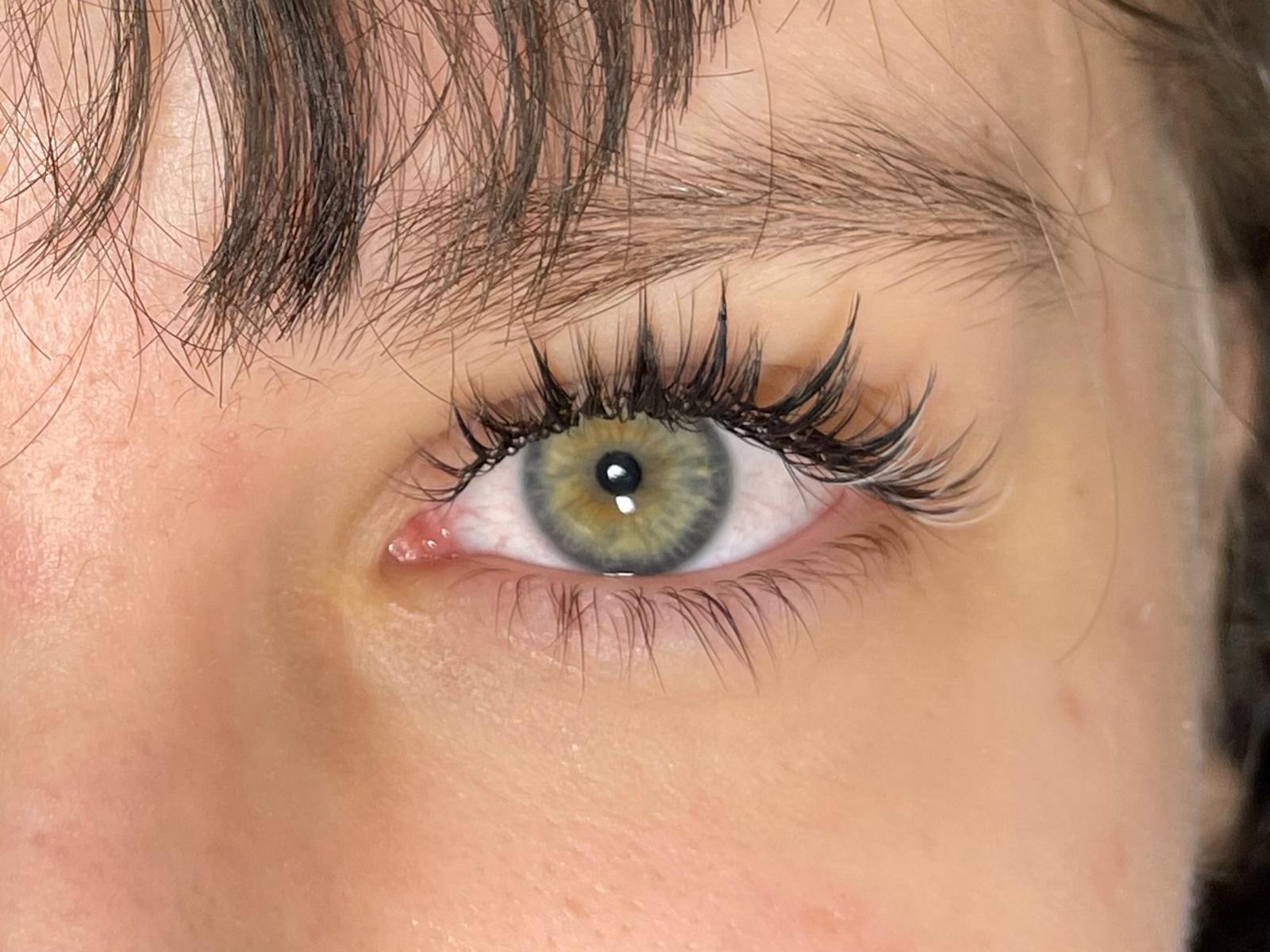 Wimpern-Set in Großaufnahme — einzelnes Auge mit voller, definierter Wimpernlinie