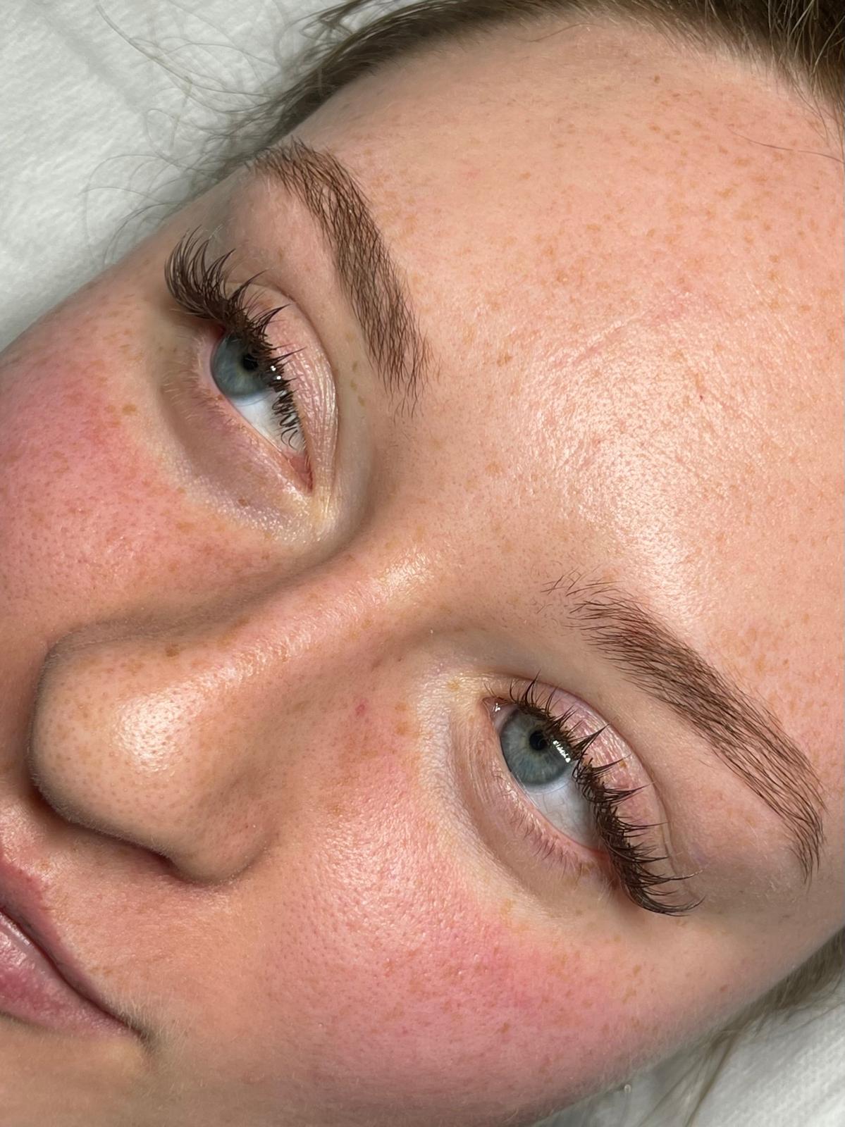 Wimpernlifting und Färben bei sommersprossiger Kundin, sanfter natürlicher Schwung an beiden Augen