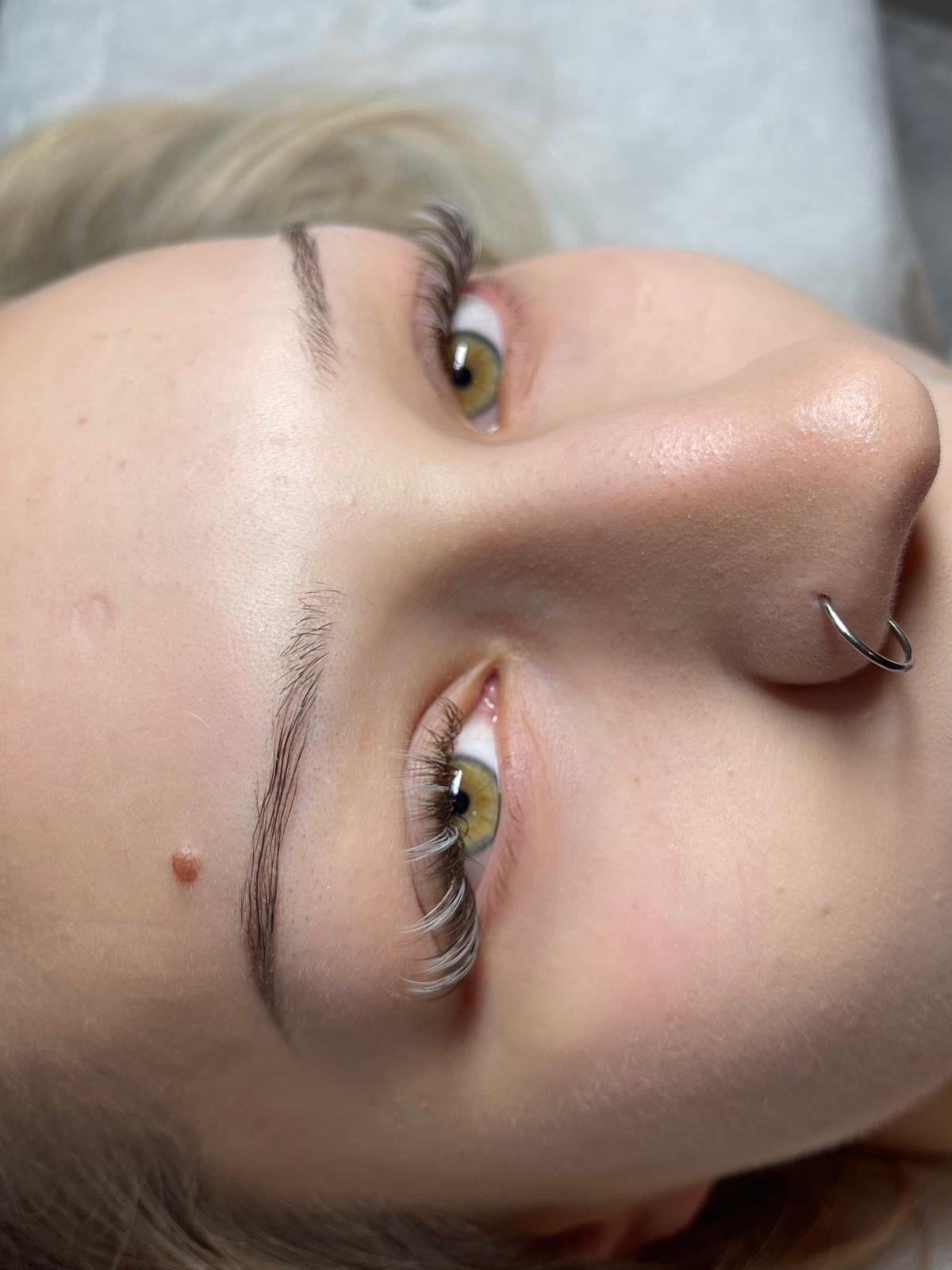 Wimpernlifting und Färben bei blonder Kundin, geliftete definierte Wimpern um grüne Augen