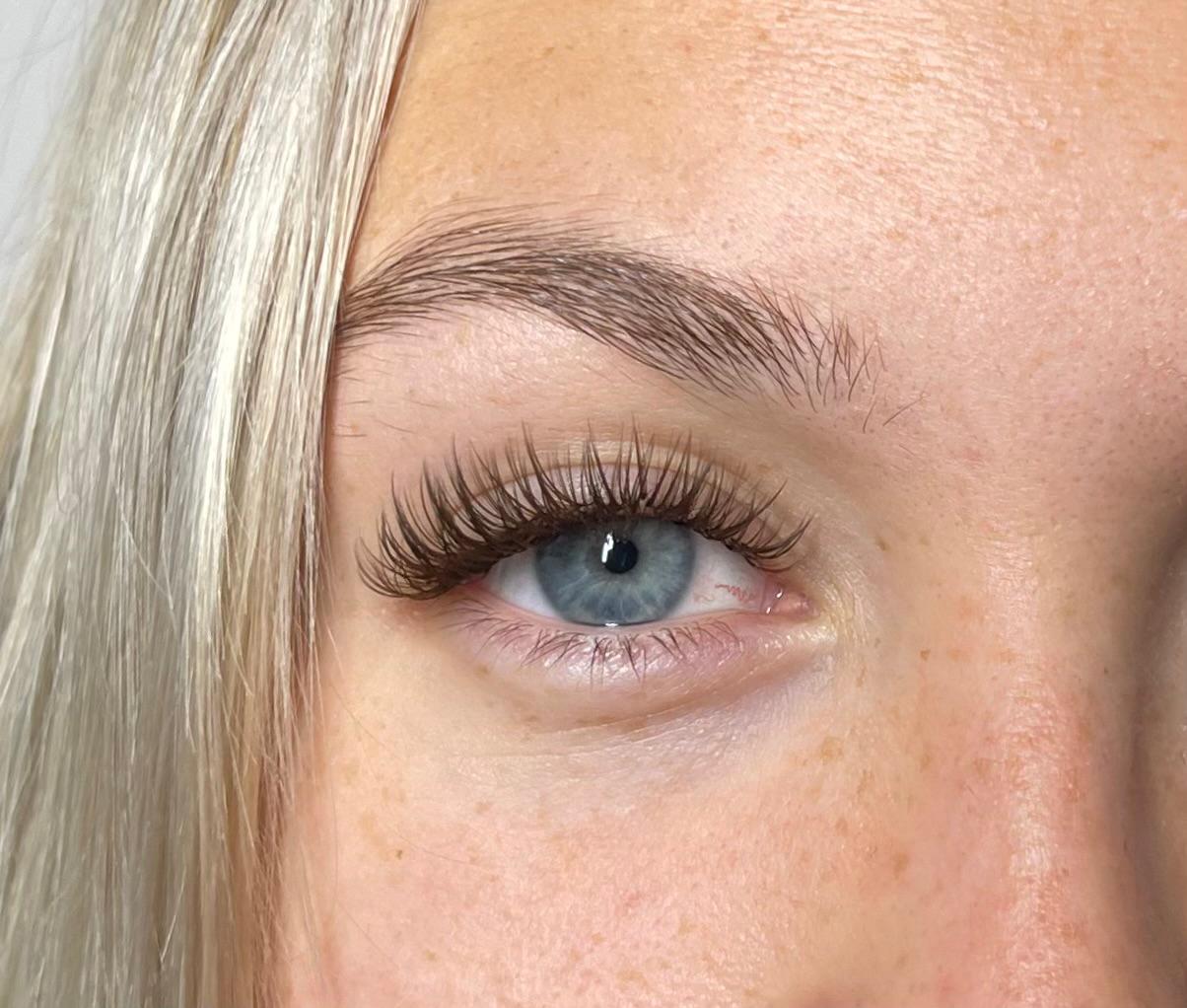 Classic Wimpern im Wet-Look, Großaufnahme eines Auges