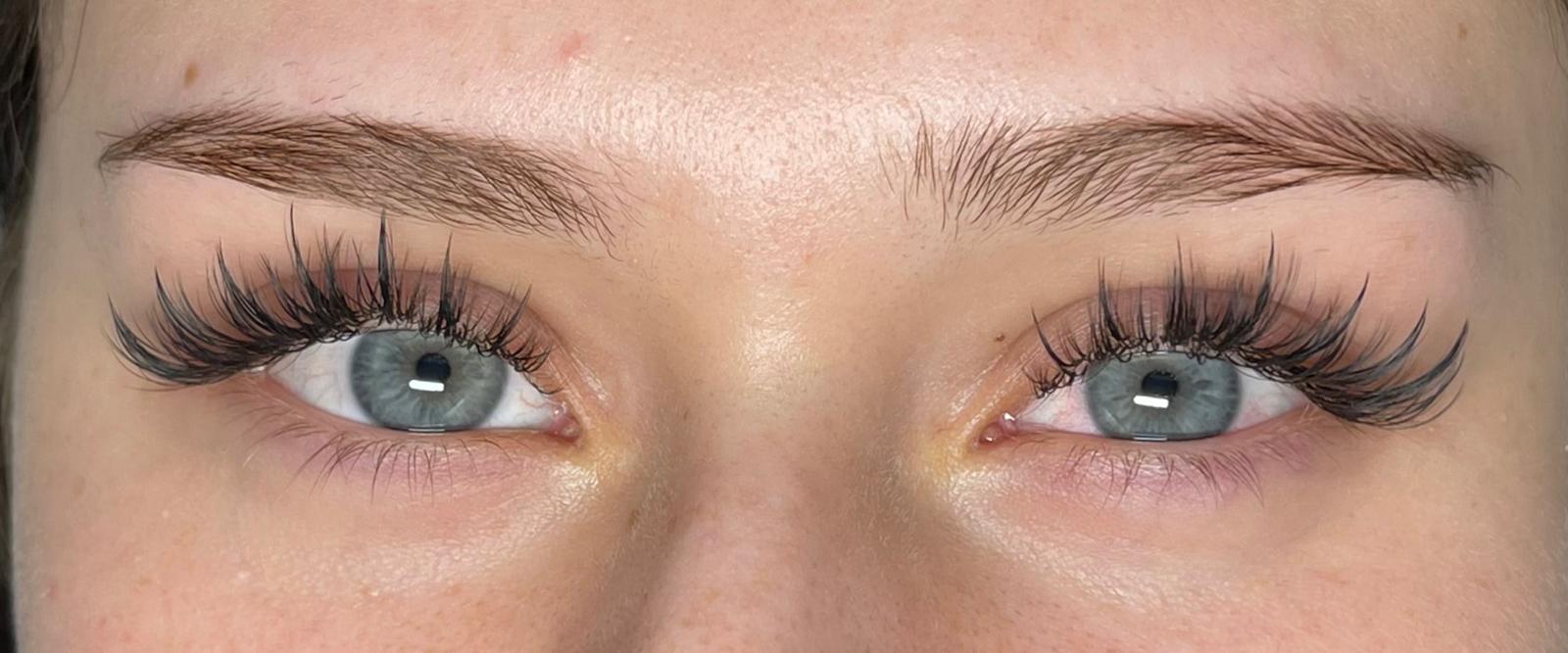 Wimpern-Set, Frontalansicht beider Augen mit vollem, texturiertem Look